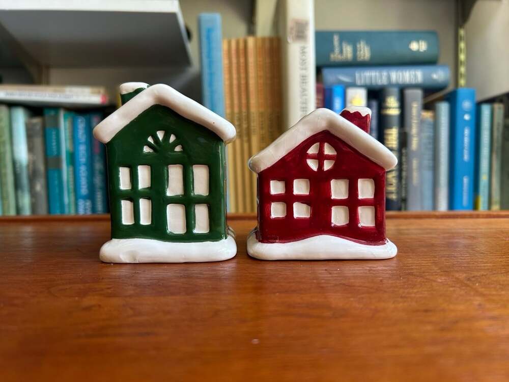 Christmas Winter Salt and Pepper Shakers Set Snowy House Shape Red Green